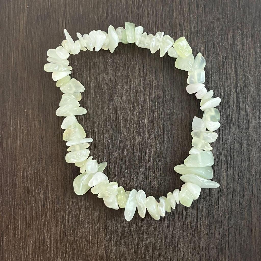 Браслет из разноцветных кристаллов с цитрином, тигровым глазом, лазуритом, аметистом и зеленым авантюрином на эластичном шнуре