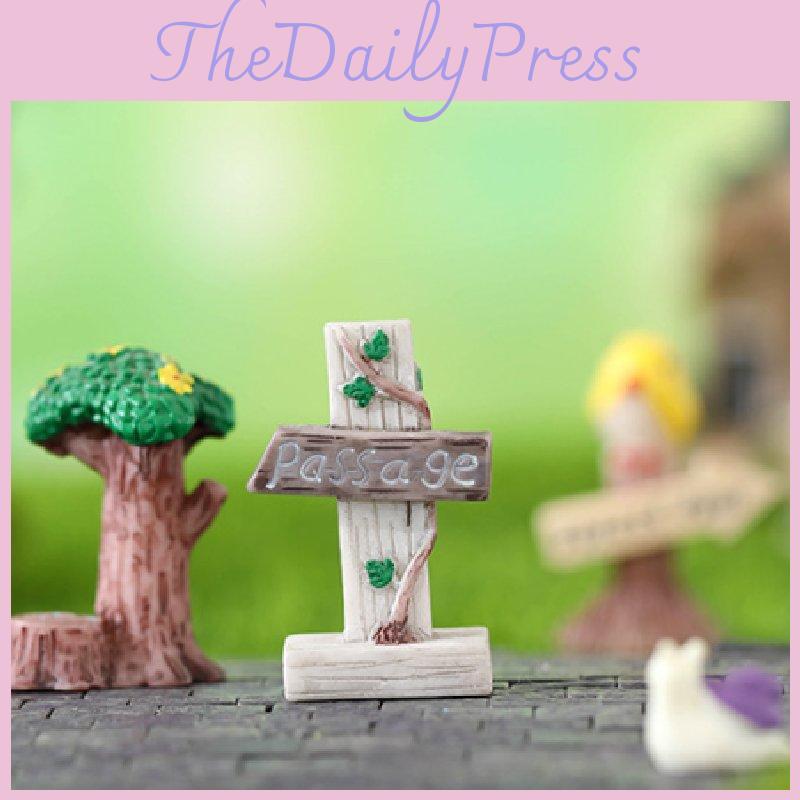 Adorable Zakka Resin Direction Sign Stumps For Moss Micro Landscape Decoration