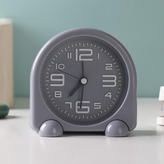 Прикроватный будильник Компактный мини-размер Бесшумная работа Питание от батареек Подсветка дисплея Декоративные настольные часы