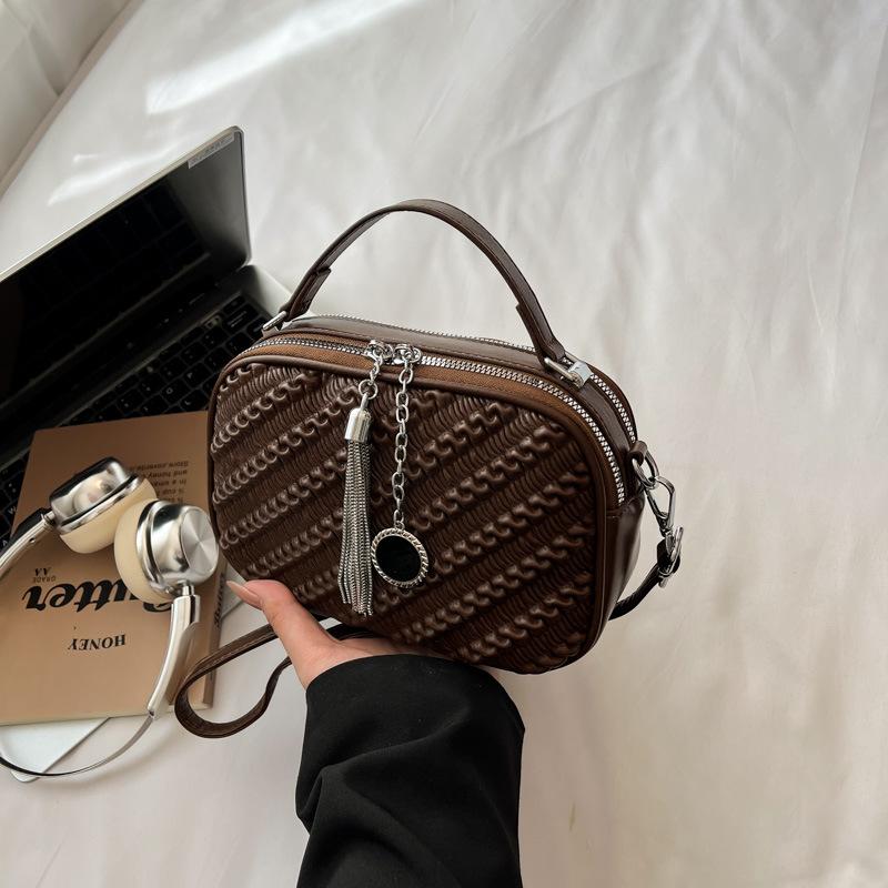 Женская сумка 2025 новая трендовая осенне-зимняя легкая роскошная нишевая высококлассная сумка на плечо для通勤, сумка-мессенджер, маленькая квадратная сумка