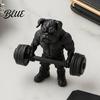 Современная статуэтка бульдога 3D-печать Фигурка для фитнеса Мускулистая собака со штангой Миниатюрная статуэтка Черная скульптура для декора дома, офиса, стола Аксессуар