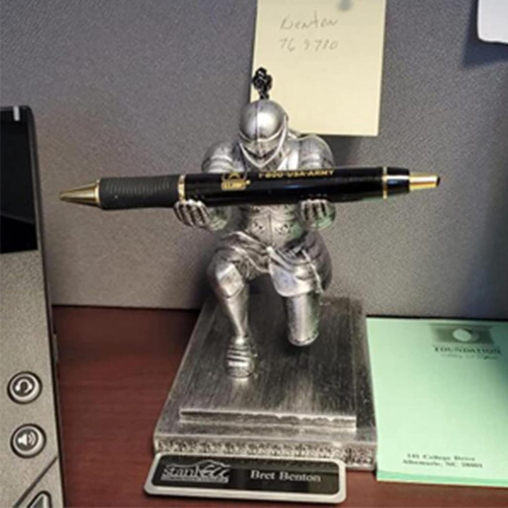 Магнитный держатель для ручки «Рыцарь-руководитель» с серебряным мечом, крутой держатель для ручки, украшение для дома, настольная подвесная фигурка «Рыцарь-руководитель»