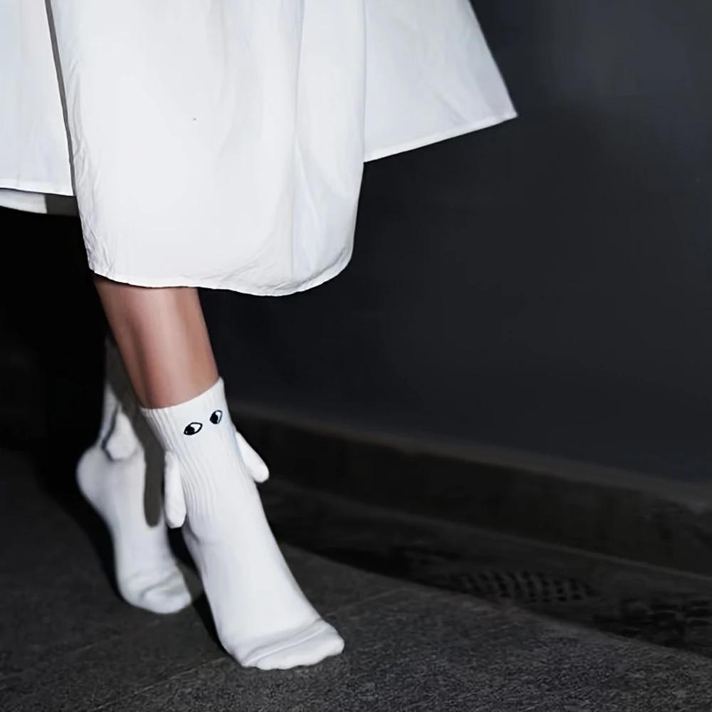 2/4 пары магнитных носков с руками для женщин и мужчин, модные черные, белые, забавные, милые, с мультяшными глазами, парные носки средней длины для подарков