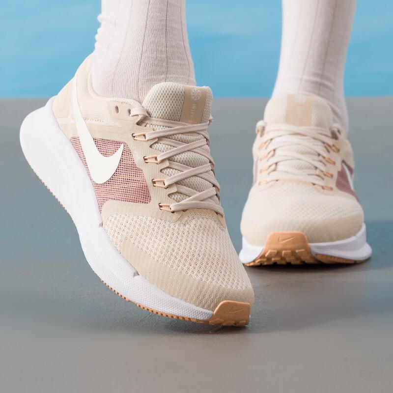Nike Женская кроссовка для бега 7/24 DR2698-107