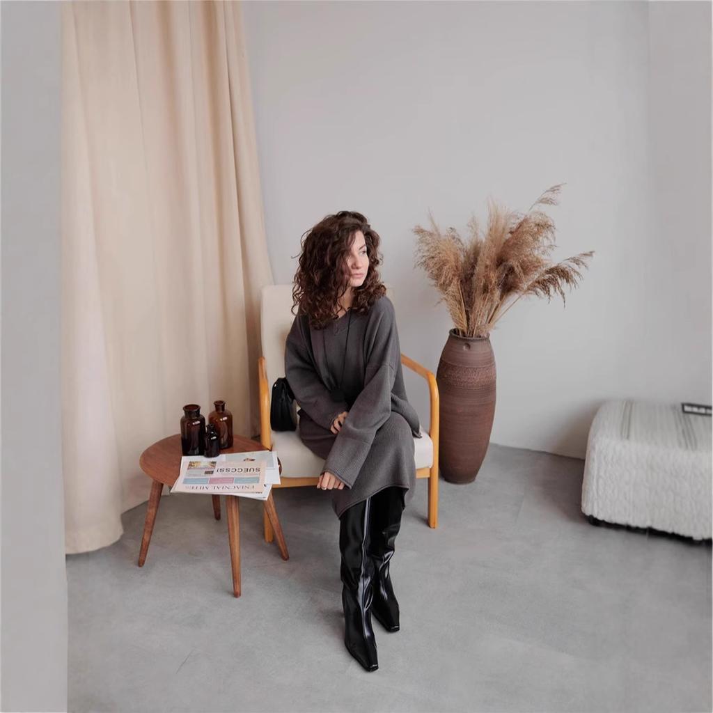 Осенне-зимний женский комплект из свитера с V-образным вырезом и юбки-полукомбинезона