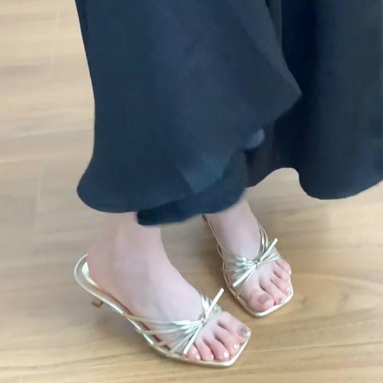 Сексуальный темперамент тонкий каблук открытый носок туфли на высоком каблуке женские 2025 новые нишевые тонкий ремешок квадратный носок бант мягкая подошва сандалии