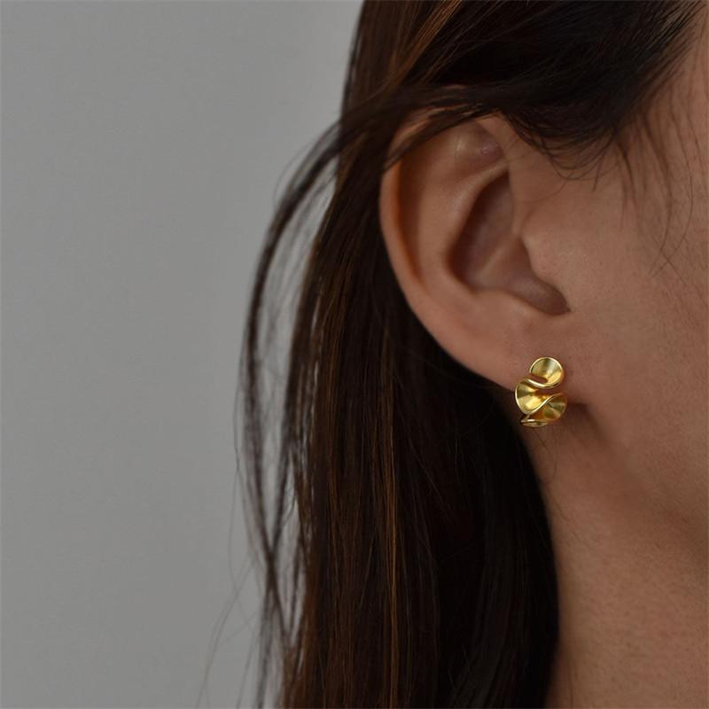 Геометрические плиссированные серьги с цветами чая с молоком для женщин, новинка 2024 года, популярные серьги с краями листьев лотоса