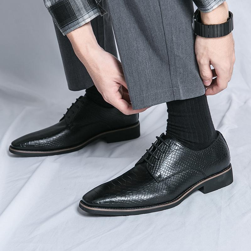 Большие новые кожаные туфли, модный деловой тренд, официальная обувь, мужская кожаная обувь в британском стиле