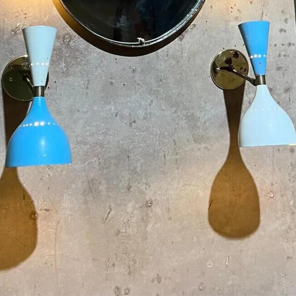 Сенсационное настенное бра Stilnovo 1950-х годов, двойной конус, сине-белый + латунь, Ital