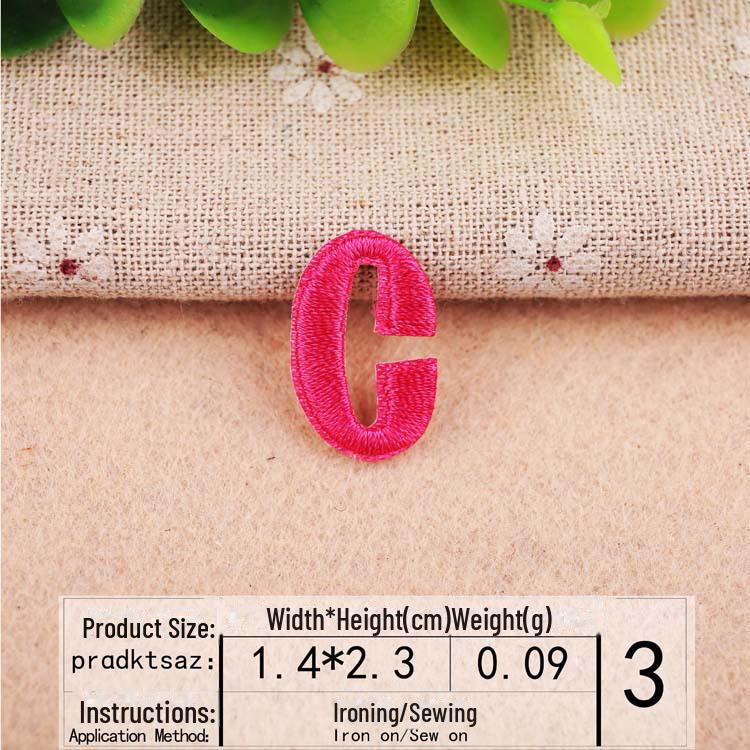 Розовая вышитая нашивка с буквами алфавита для украшения одежды