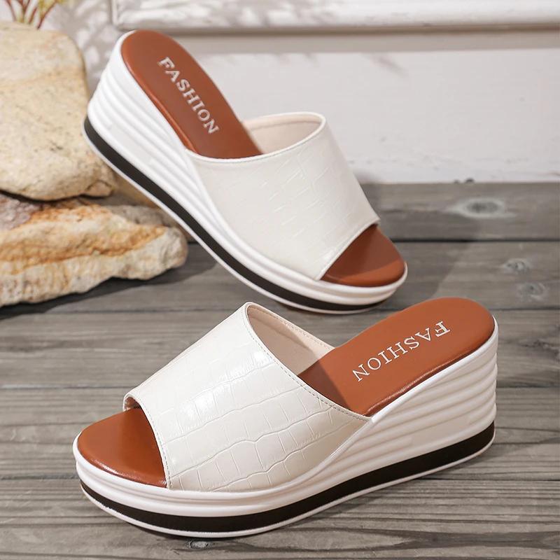 Модные белые шлепанцы на танкетке из искусственной кожи для женщин, больших размеров, модные сандалии на платформе с открытым носком, женские, лето 2025, толстая подошва, пляжные шлепанцы