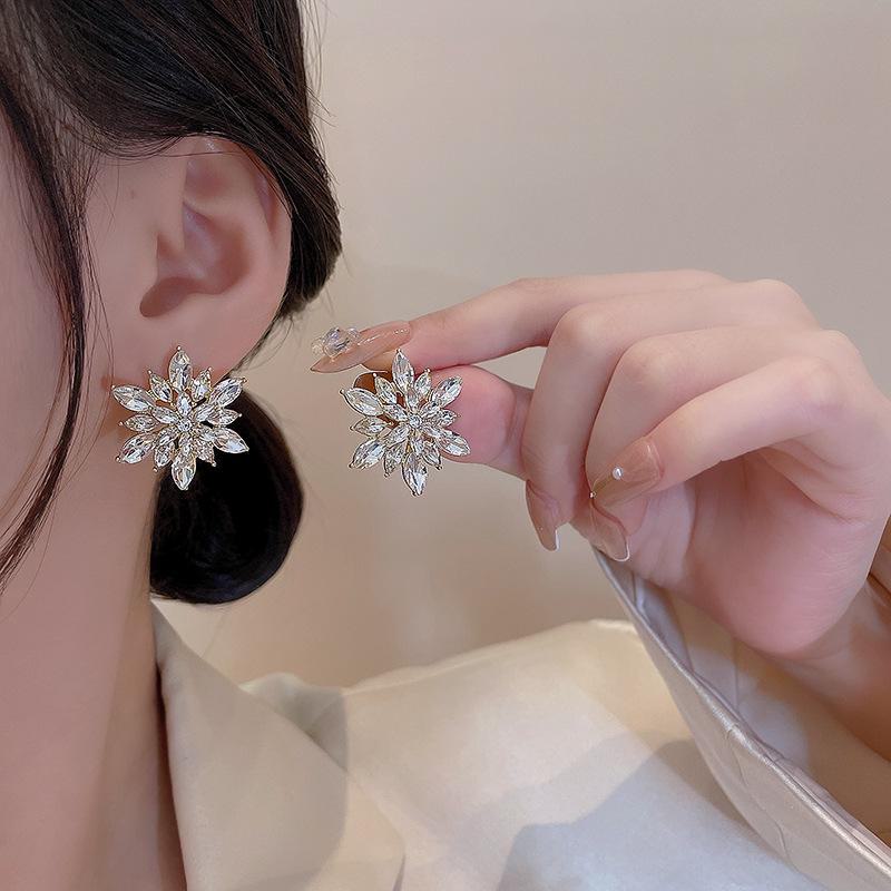 925 Silver Snowflake Earrings with Sparkling Diamonds - Trendy Exquisite Geometric Design for Women