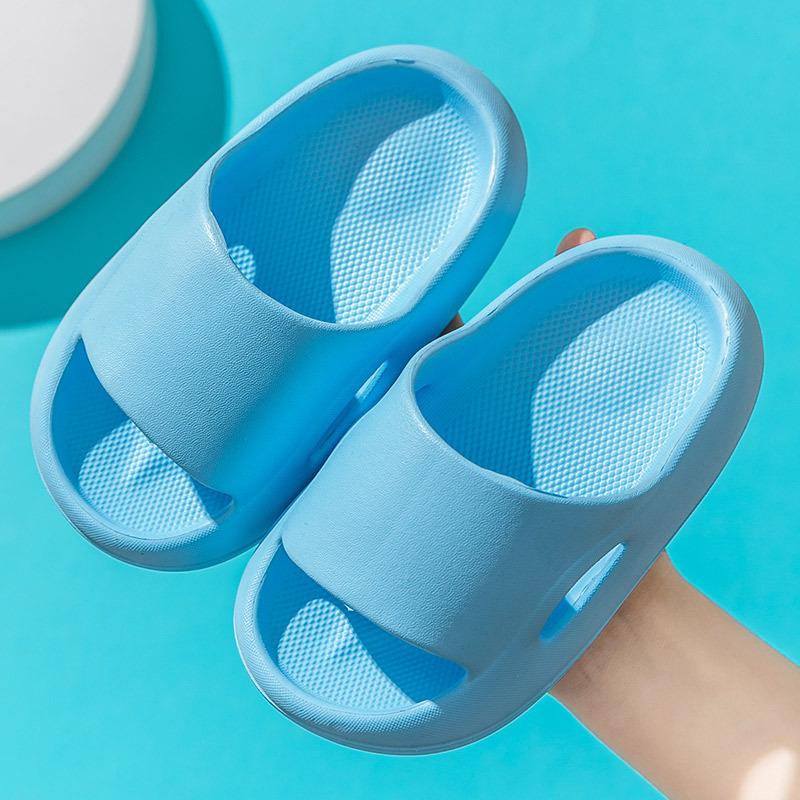 Детские тапочки, летние домашние повседневные домашние и уличные домашние тапочки для ванной комнаты, противоскользящие сандалии на мягкой подошве для мужчин и девочек, сандалии для средней школы