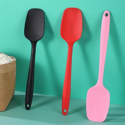 Инструменты для выпечки. Одна силиконовая лопатка. Т-образная лопатка. Красная лопаточка для крема для выпечки торта.