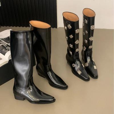 2024 Новые сапоги до колена с квадратным носком, сексуальные длинные мотоциклетные сапоги с металлическим декором, кожаные туфли на низком каблуке, с высокой застежкой, для показа на подиуме