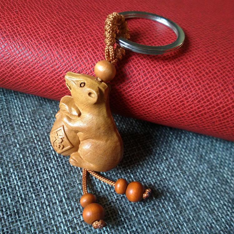 Двенадцать брелоков со знаками зодиака, искусно вырезанные из красного дерева, являются изысканными трехмерными подарками и пользуются популярностью у продавцов на ночных рынках.