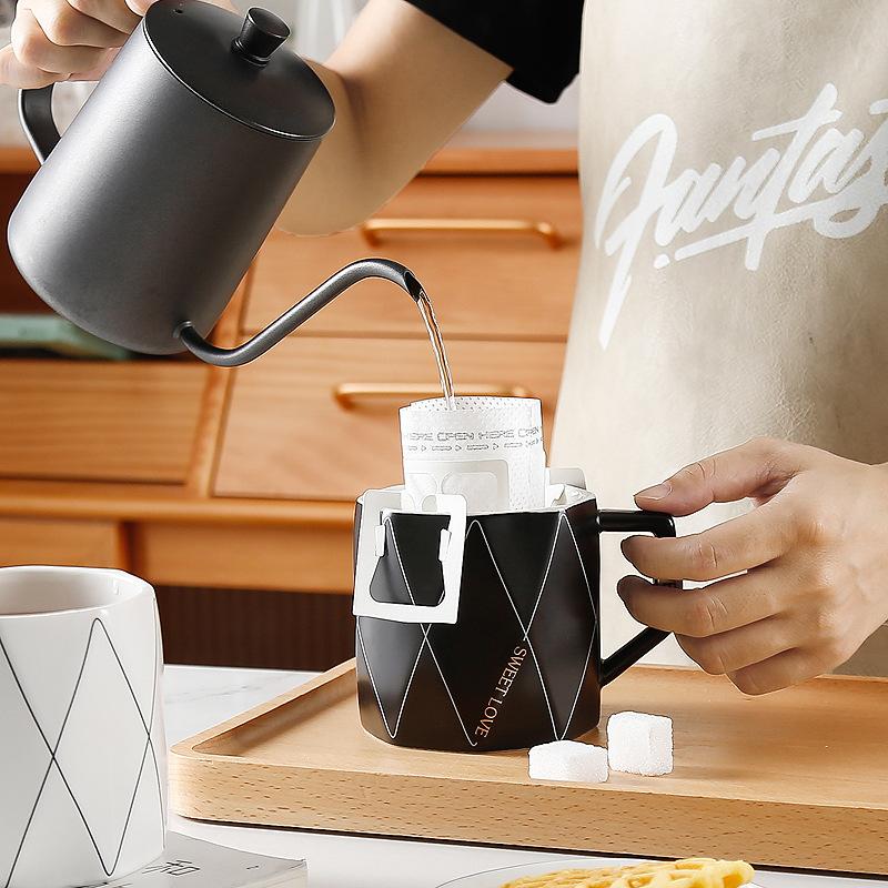 Керамическая чашка с крышкой и ложкой, креативная офисная чашка для питья для мужчин и женщин, парная черно-белая кружка, подарок на мероприятие