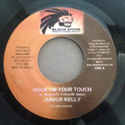 7-дюймовая пластинка JUNIOR KELLY / SKEN D - Hook On Your Touch / Look What It C NONE Black Shine Pro 2007 Ямайка Регги, Ска и Даб Б/У