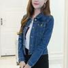 Женская короткая джинсовая куртка слим с отложным воротником, длинным рукавом и застежкой на пуговицы, джинсовая верхняя одежда
