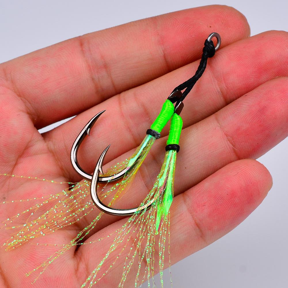 Tie The Iron Plate Hook To The Main Line of The Horse and Assist with The Hook. Sea Fishing Boats Catch Loose Hooks