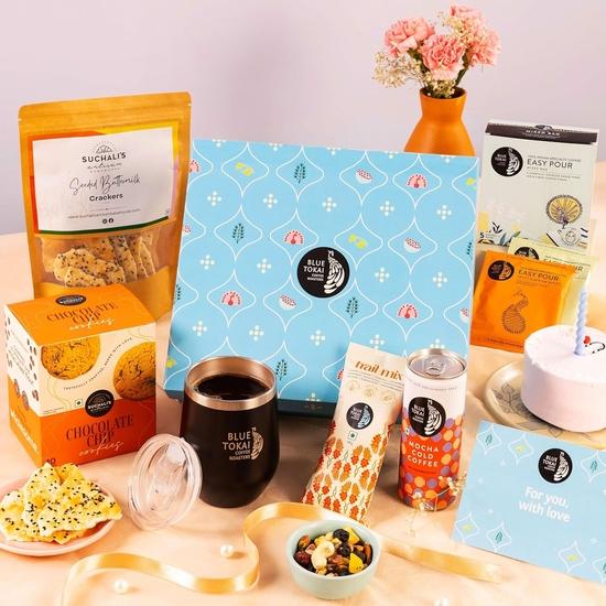 Blue Tokai Coffee Roasters Festive Phalgun Gift Hamper | Assorted Hamper for Coffee Lovers | Celler Mug, Can, Trail Mix, Crakers & Coffee Gifts