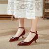 Остроносые туфли на высоком тонком каблуке с ремешком из одного слова женские туфли на среднем каблуке 2025 новые китайский красный Сюхэ свадебные туфли для невесты туфли-лодочки