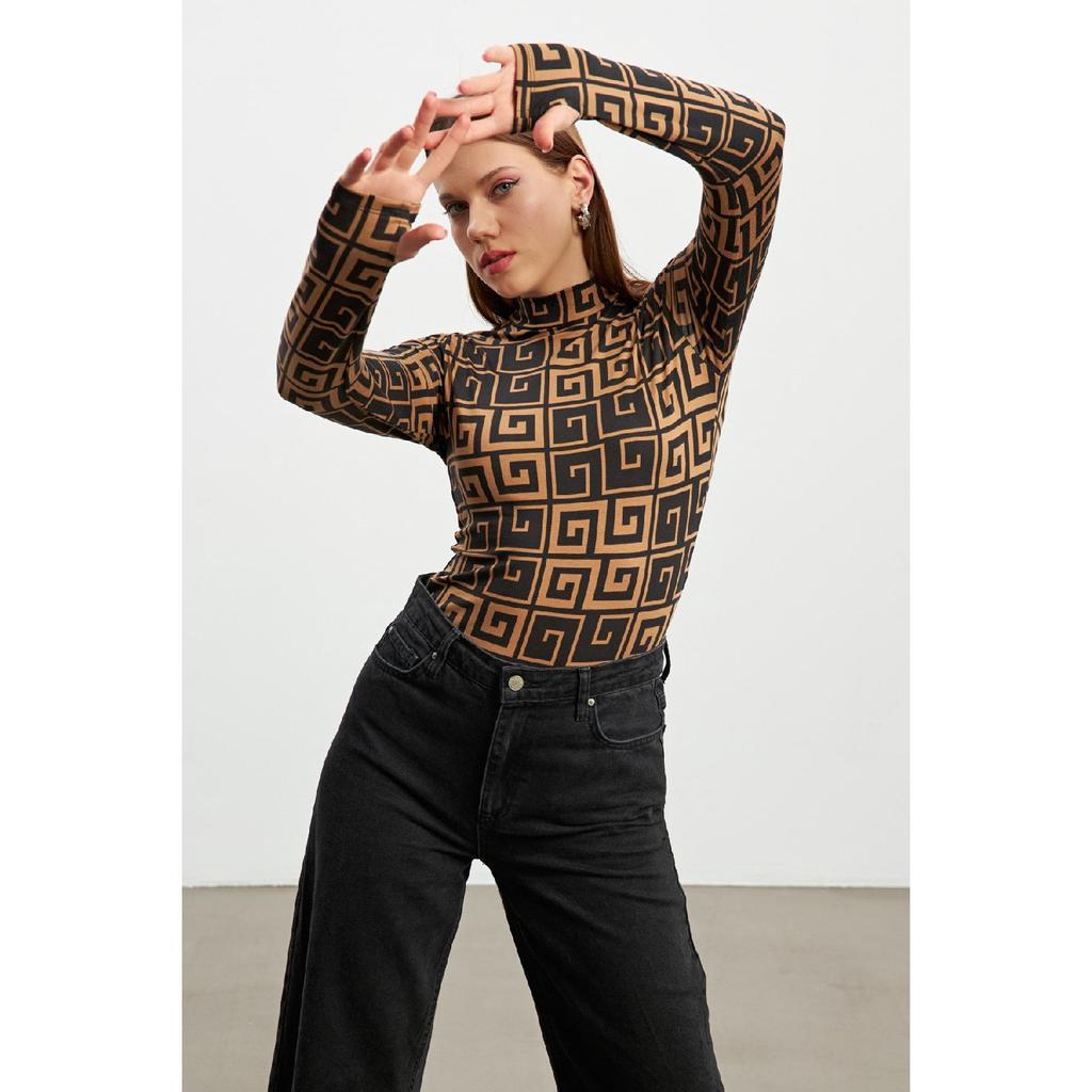 Женское черное боди с деталями на пальцах