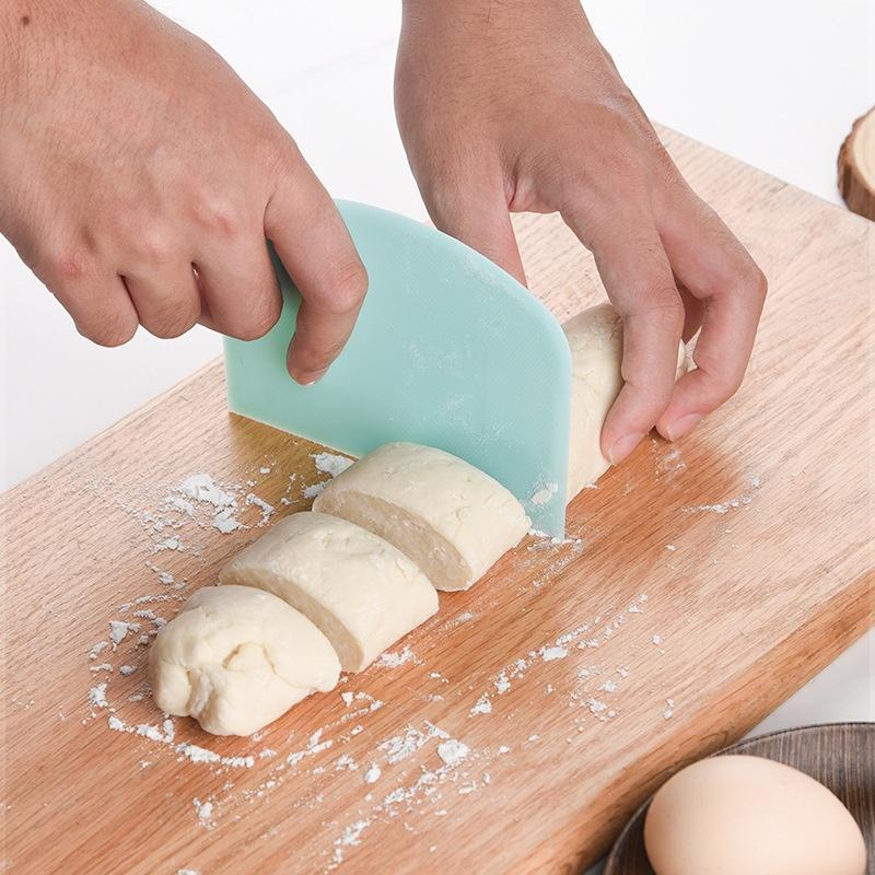 1pc Plastic Dough Scraper - Kitchen Scraper And Cream Spatula for Baking, Ideal for Pastry Scraping, Dough Cutting,