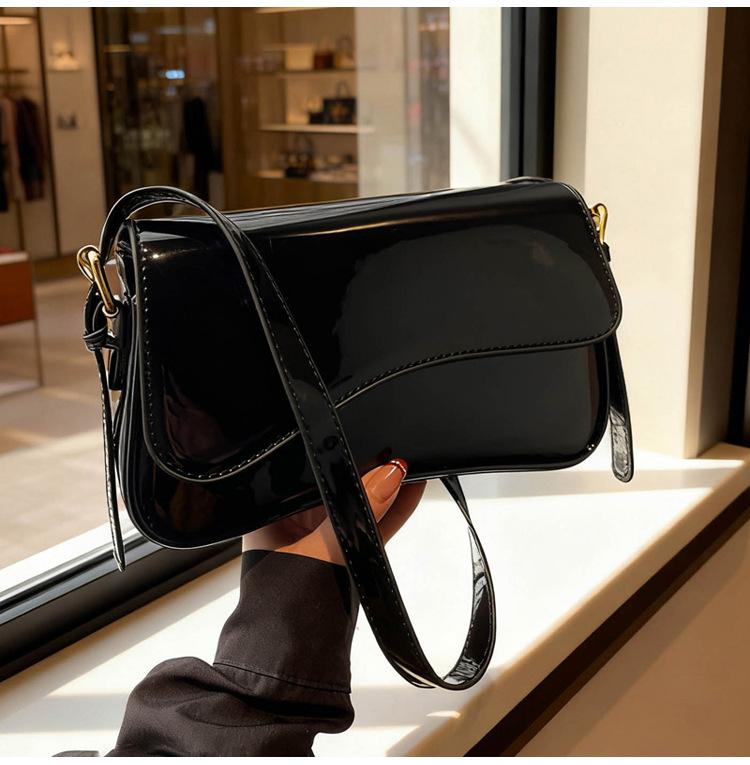 2025 new autumn and winter fashion versatile shoulder armpit bag high sense foreign style simple commuter women's messenger bag