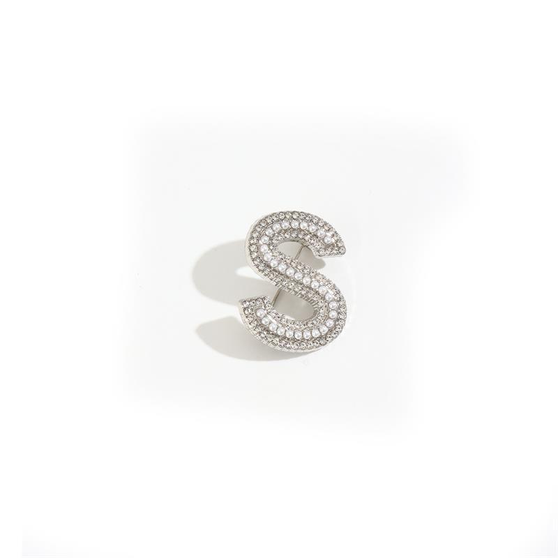 Crystal Rhinestone Pearl A-Z 26 Letters Brooch Women English Alphabet Brooch Pin Corsage Collar Jewelry Clothes Bag Decor Gifts