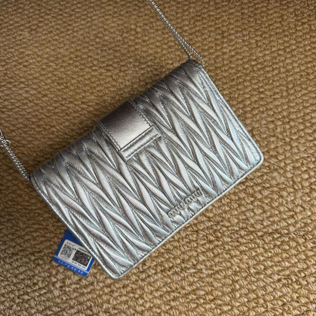 [Pre-Owned] Matelassé Solid Compact Leather Shoulder Bag - Very Good #1IWZJ7K