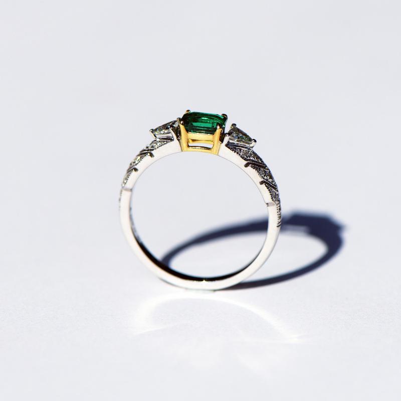 Классический дизайн кольца с инкрустацией оригинальными зелеными драгоценными камнями в форме стрелок для женщин. Легкая роскошь, ювелирные изделия высокого класса, регулируемый размер.