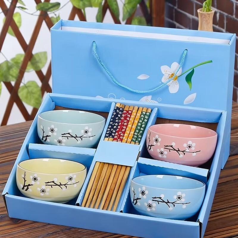 Набор сине-белой фарфоровой пиалы и палочек для еды