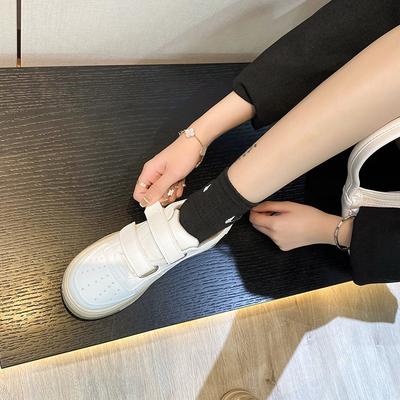 Кожаные туфли-смайлики, маленькие белые туфли для женщин, новая универсальная обувь на липучках, на толстой подошве, увеличивающая рост, повседневная спортивная обувь для скейтборда для женщин