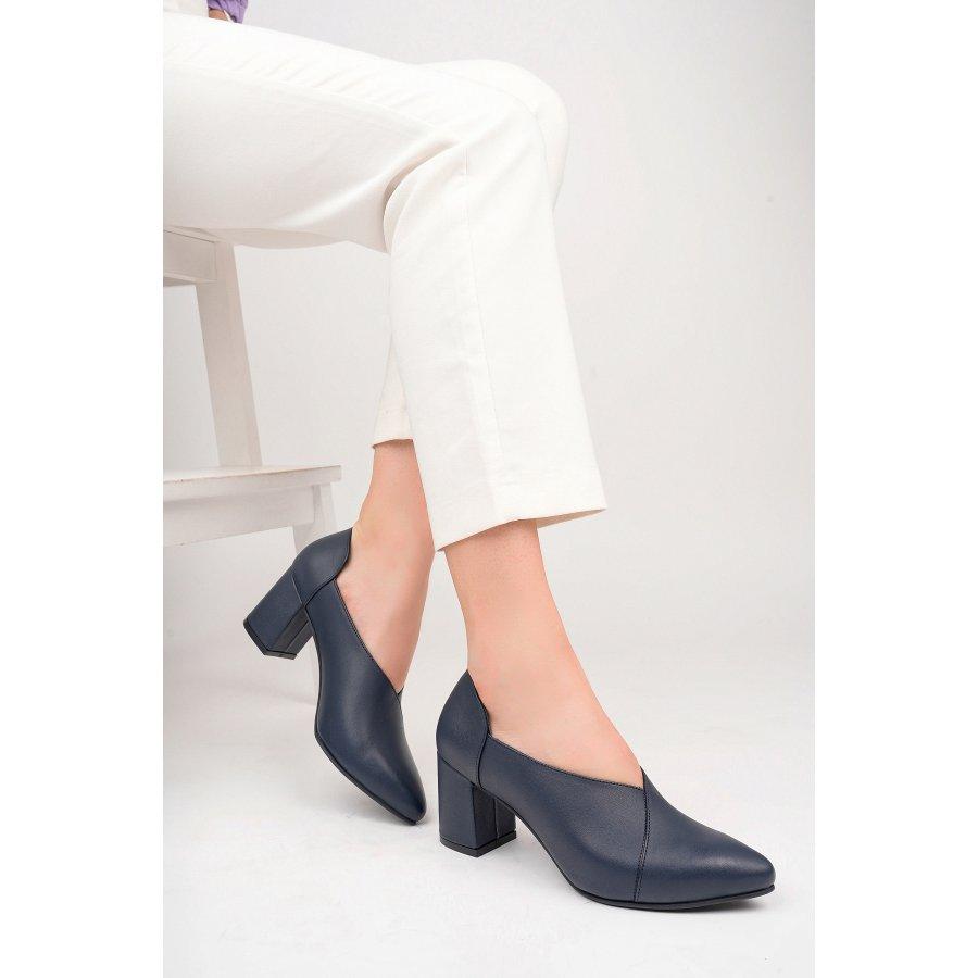 Женские классические туфли из натуральной кожи на массивном каблуке