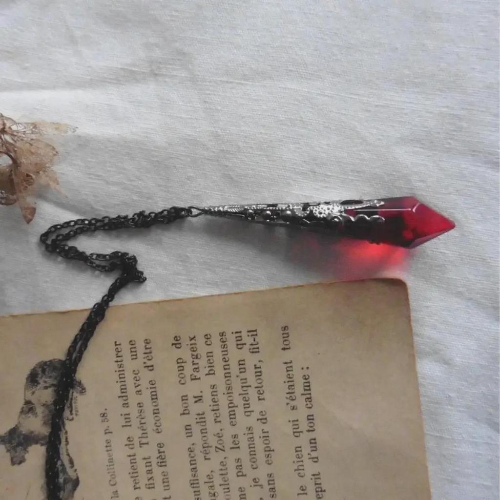 Ожерелье с готической подвеской из красного и черного стекла и кристаллов