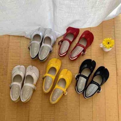 Туфли с раздвоенным носком 2025 новые туфли-подковы пряжка на одно слово замшевые ретро туфли Мэри Джейн мягкая подошва мода