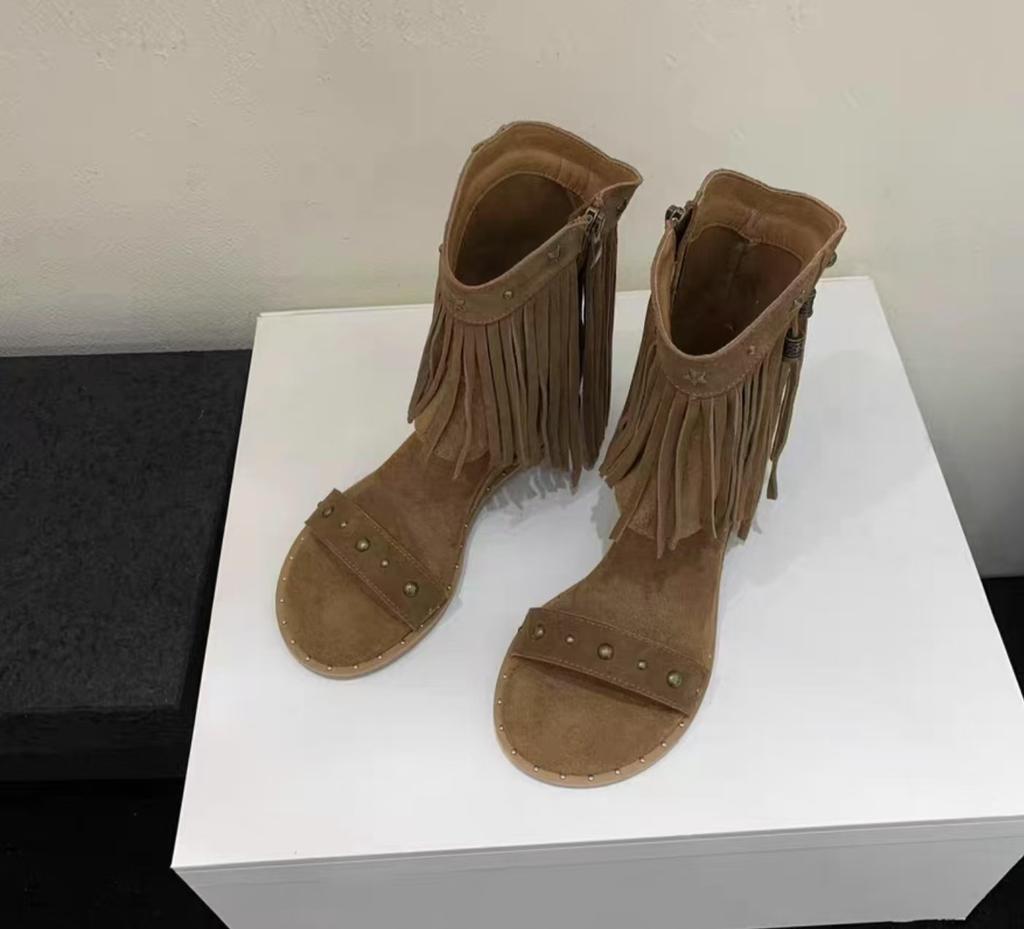 Внутренние кожаные сапоги с бахромой и римскими заклепками, женские босоножки в стиле бохо с открытым носком и танкеткой
