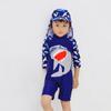 Произведите фурор с помощью цельного купального костюма с героями мультфильмов для мальчиков и комплекта из двух предметов для пляжной шапочки, доступного для детей от 1 до 7 лет.