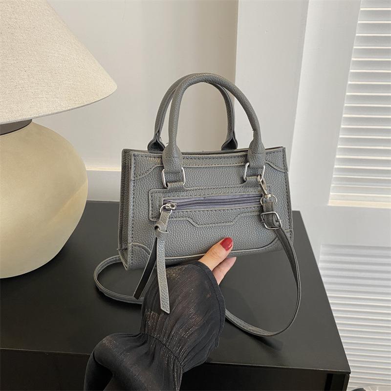 Модная сумка 2024 года, новая корейская версия, трендовая повседневная маленькая квадратная сумка, простая модная сумка через плечо, повседневная сумка-мессенджер