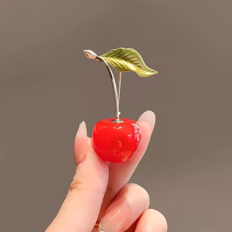 Красная брошь-сакура Женская фруктовая брошь-вишня Модная легкая роскошь Сладкая брошь-булавка с индивидуальностью Противобликующая застежка Аксессуары для костюма