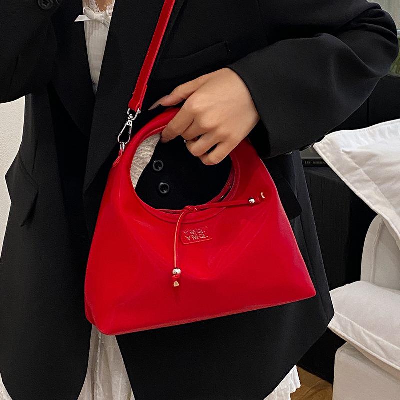 Корейская версия повседневной универсальной портативной сумки-пельменя из мягкой кожи женская весенне-летняя популярная маленькая свежая простая ветрозащитная легкая сумка-мессенджер