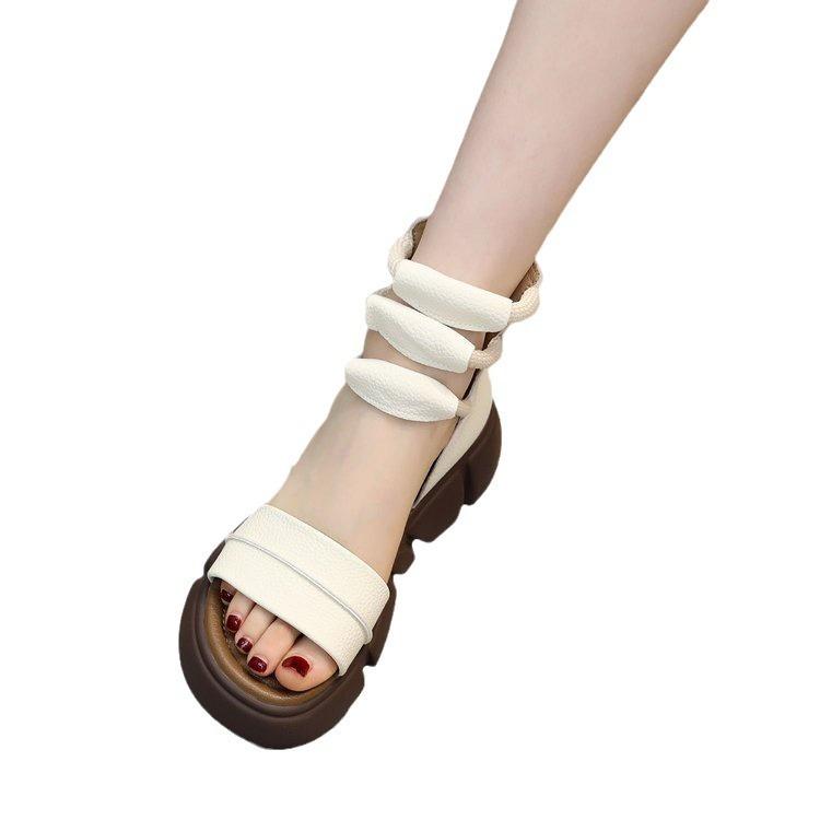 Неторопливые летние пляжные сандалии на толстом каблуке