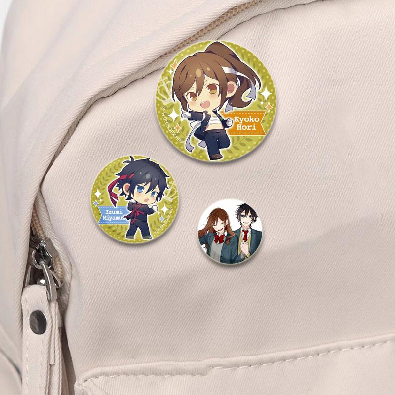 32/44/58 мм Love Anime Horimiya Значки на рюкзаке Аксессуары Miyamura Izumi Hori Kyouko Мультфильм Броши для одежды Сумка Декор Подарки Булавки