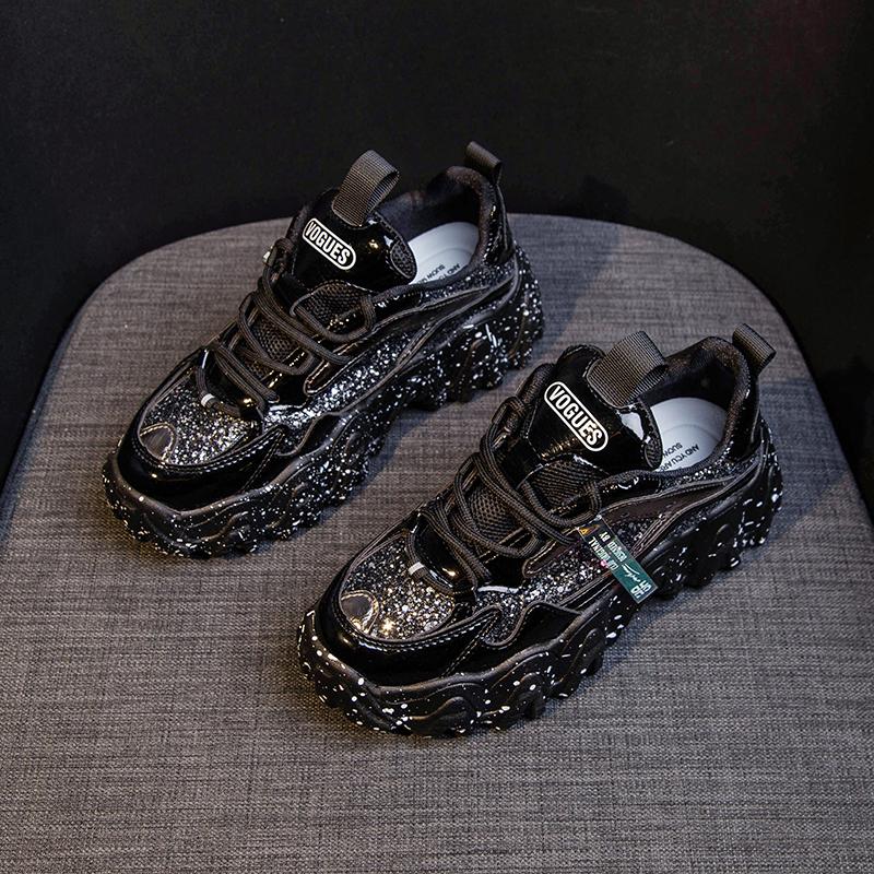 Женская обувь. Светоотражающие массивные кроссовки. Женская модная блестящая вулканизированная обувь. Женские дизайнерские кроссовки на платформе.