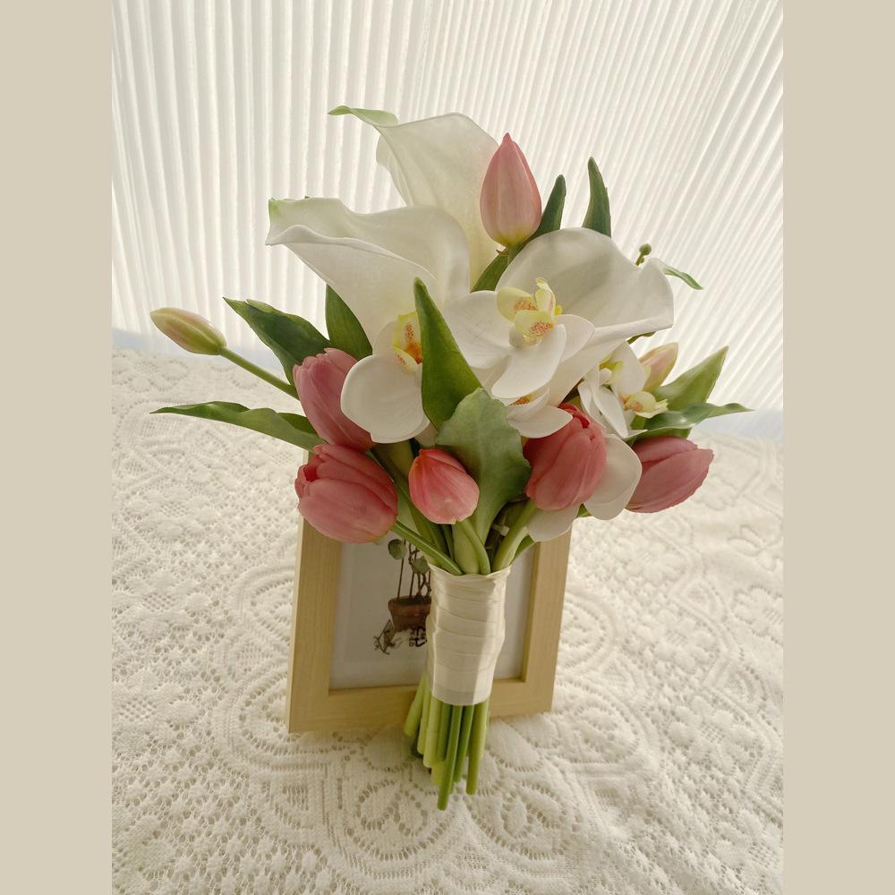 Корейский свадебный букет из тюльпанов и калл для свадебной фотосессии