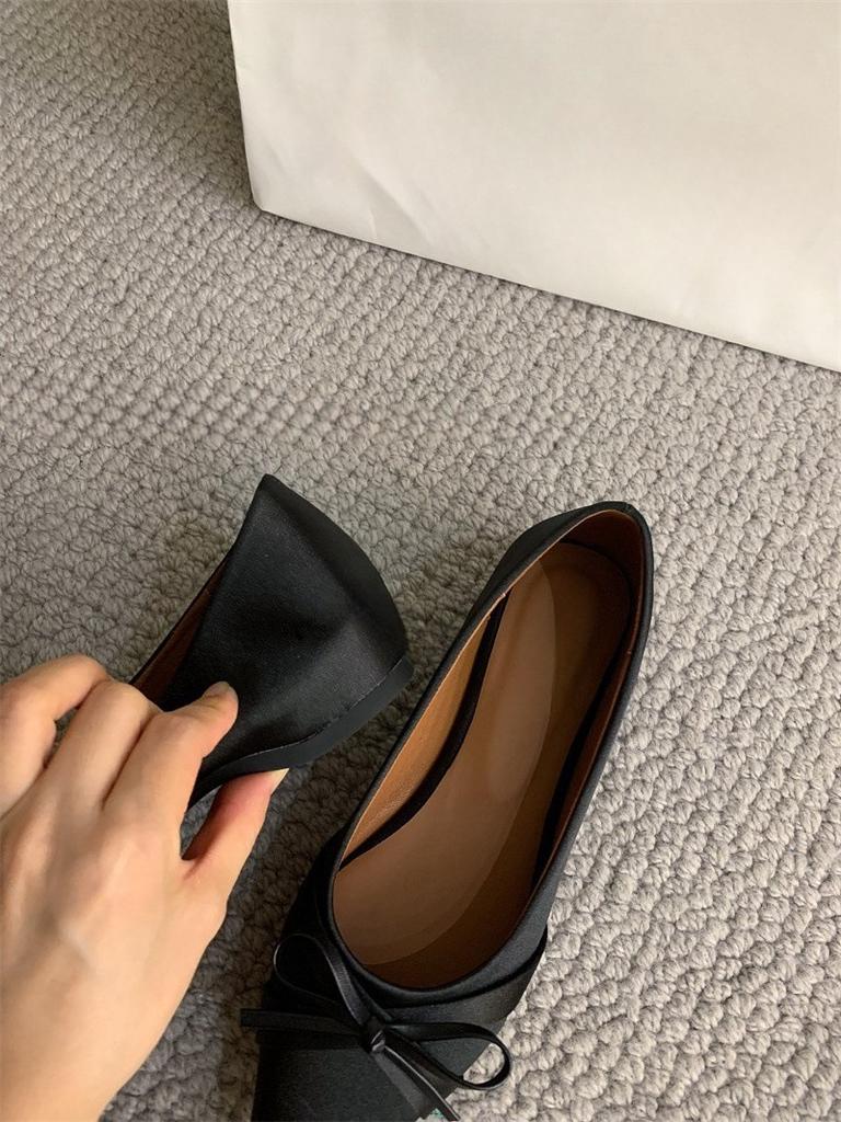 Французский сладкий атласный бант с заостренным носком и неглубоким горлом, одинарные туфли осенью 2024 года, новый темперамент, увеличение внутренней высоты, маленькие кожаные туфли