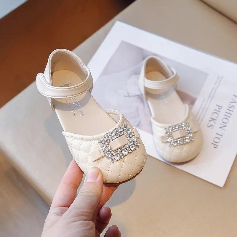 Сандалии для девочек, весенние туфли принцессы из мягкой кожи с закрытым носком, модная детская обувь на мягкой подошве со стразами для вечеринки, свадьбы, сандалии