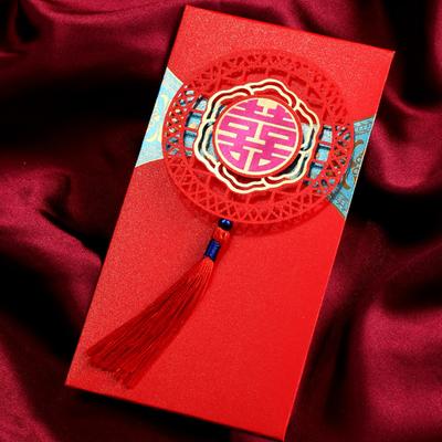 Красный конверт. Привлекательные идеальные подарки. Бумага с изысканным дизайном с кисточками. Красный счастливый карман.