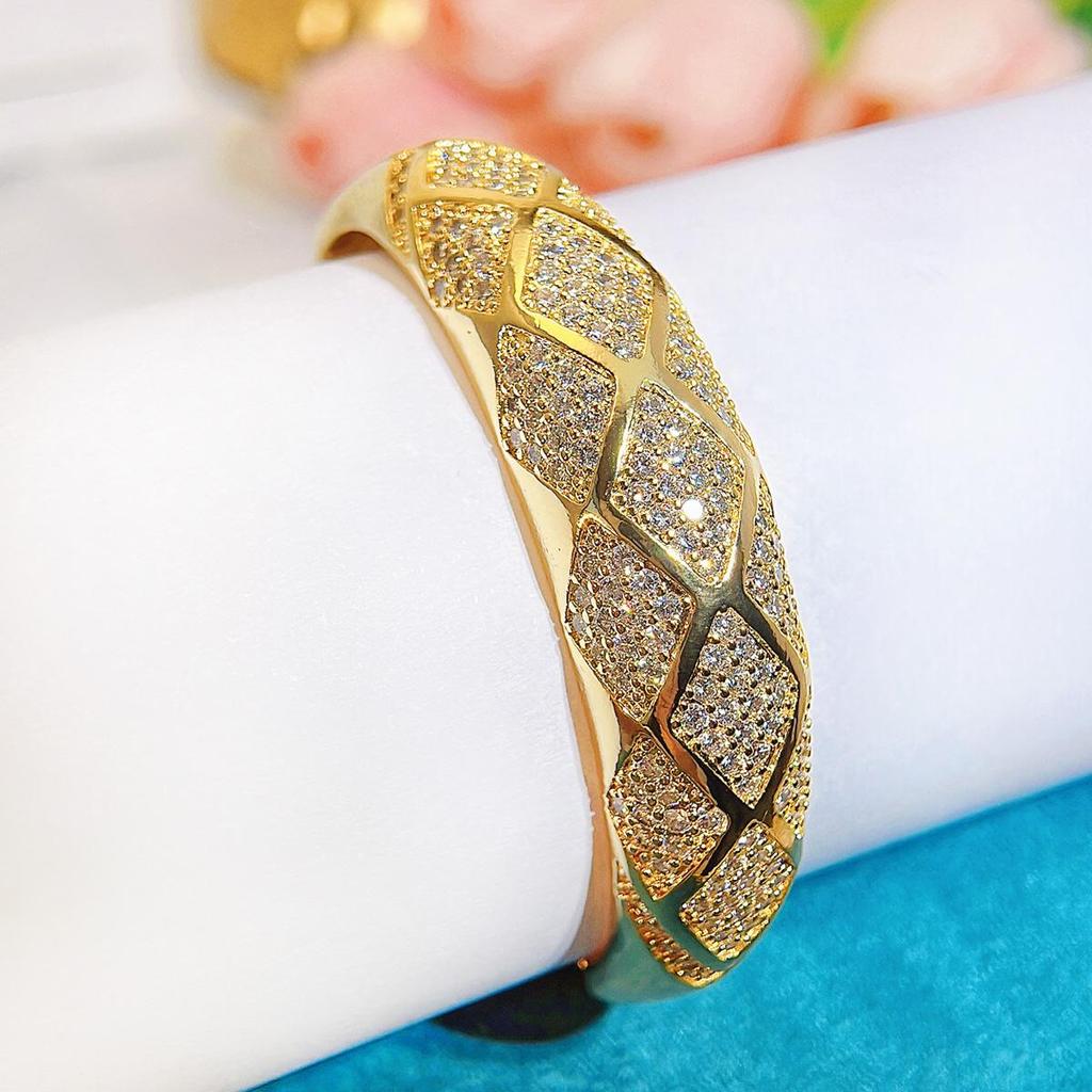 CMM Baroque Style European Retro Italian Brushed Craftsmanship Golden Hollow Ethnic Western Color Zircon Woman Bracelet Bangle